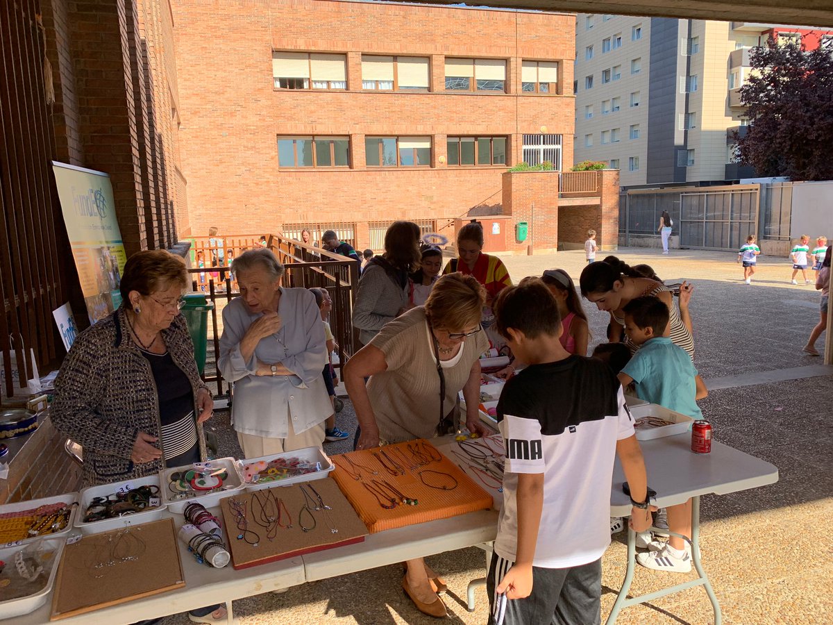 FundEO ha estado presente con este bonito y surtido puesto en la celebración de #TeresadeJesús del @teresianaspampl. ¡Muchas gracias a las organizadoras y a la clientela que nos ha visitado!
#FamiliaTeresiana  #solidaridad
@feteresiana
@companiastj