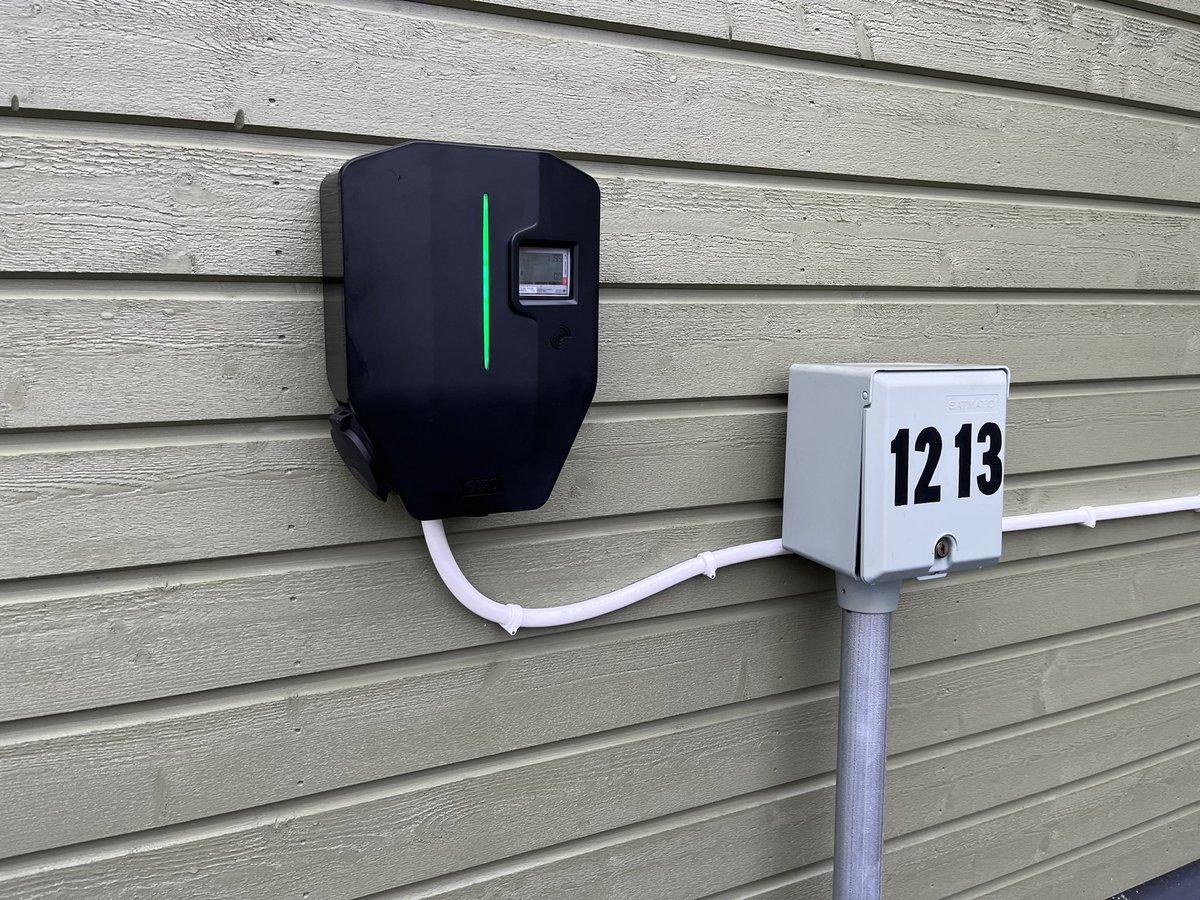 pullisveikko's tweet photo. Taas täräytettiin tehden 9 paikan rivitaloyhtiöön latauskapasiteettia jokaiselle kuormanhallinnalla. 💪🏽
Näin se latausinfra rakentuu. #sähköauto #lataus #sähköurakointi https://t.co/xf1QdTL9fR