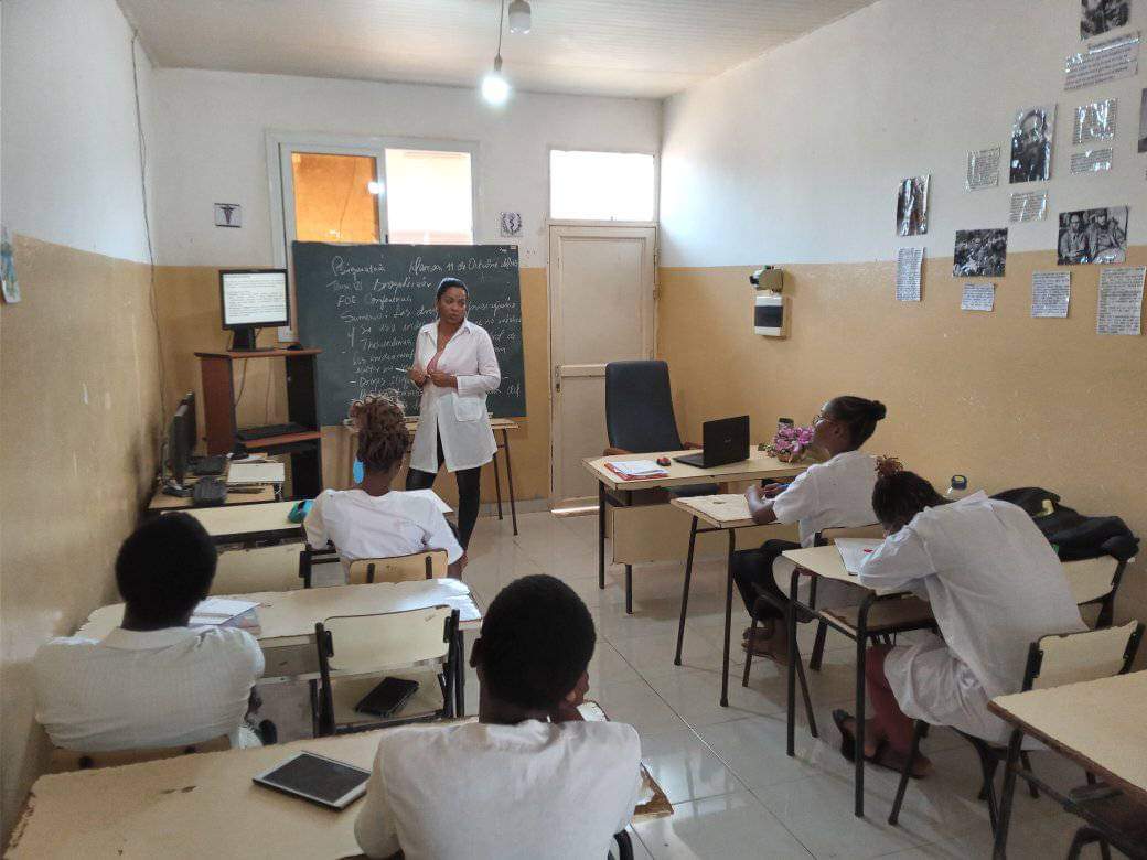En la Sede Ernesto Che Guevara de Guinea Bissau los estudiantes reafirmando lo aprendido, Clase Taller; herramienta eficaz para el aprendizaje. Felicitaciones a sus profesores por seguir haciendo historia en el Continente Africano 
#BMCGuineaBissau
#CubaPorLaSalud
#CubaCoopera