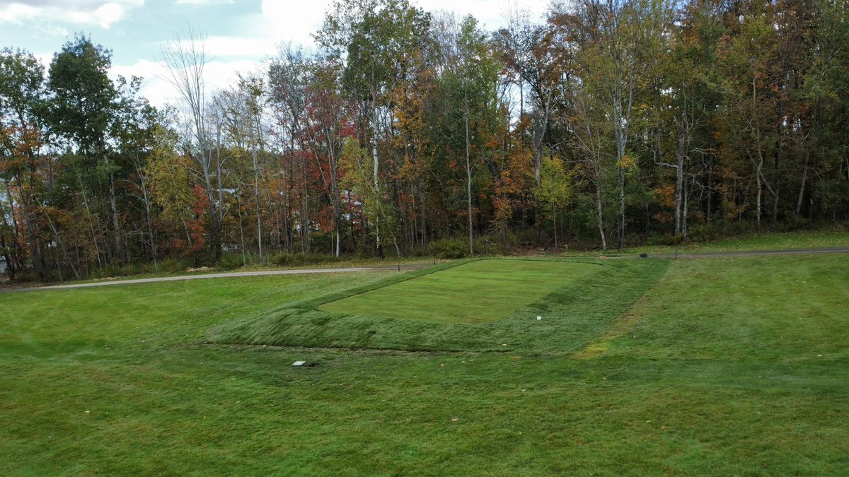 Project Updates ⚠️ 

The new tee boxes on hole 14 and the curbing along the 18th green  are officially complete! 

Tee boxes will be open for play early next season, and the cart path along 18th green is back open!