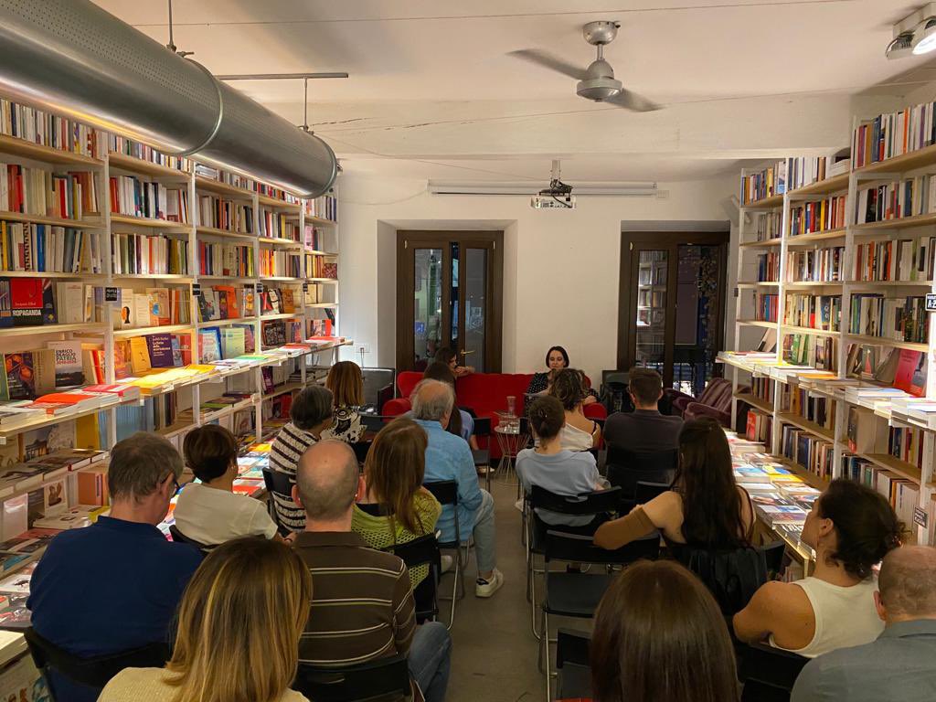 Alla @versolibri @cpscrive e @francescapellas presentano 'Il cerchio perfetto'. Anche a #Milano una bella accoglienza per il tour di questo libro!