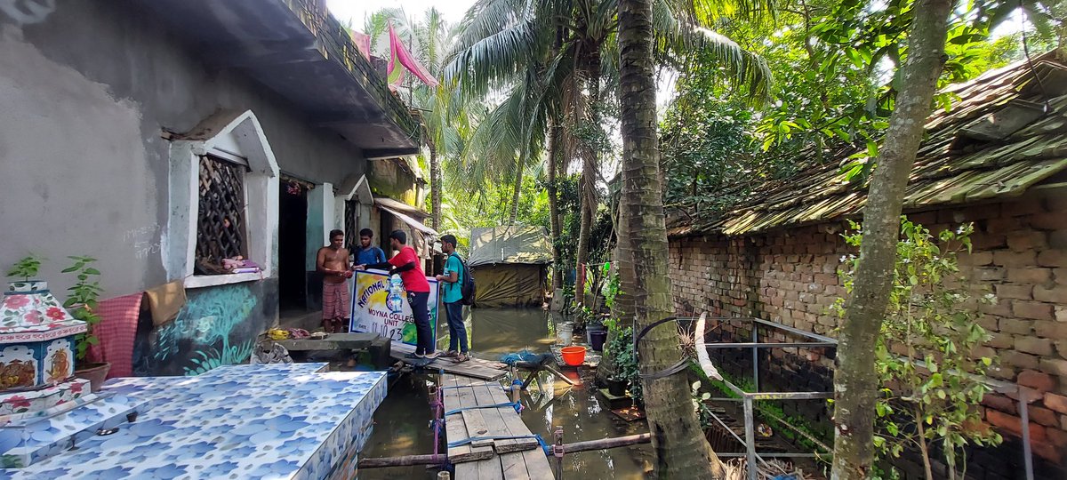 MoynaNss's tweet photo. Dry food distribution to flood affected villages i.e., Dakshin Harkuli and Dakshin Moyna by NSS Unit, Moyna College, Purba Medinipur on 11.10.2023 @YASMinistry @_NSSIndia @rdnss_kolkata @VidyasagarNSS @CollegeMoyna @_NSSIndia @pankajsinghips @vinaynssrd @supriyamallik5 https://t.co/mGTEEcgyQ8