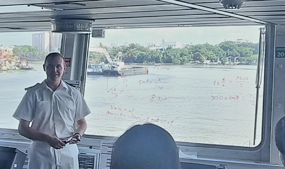 🇬🇧 🇩🇴 Who needs a white board when you have a bridge window? Some of our #aWEsoME engineers spoke to students from @StGeorgeRD about the principles behind the equipment on board @HMSDauntless including the mathematics of projectile motion. #STEM @UKDef_Caribbean @ukindomrep