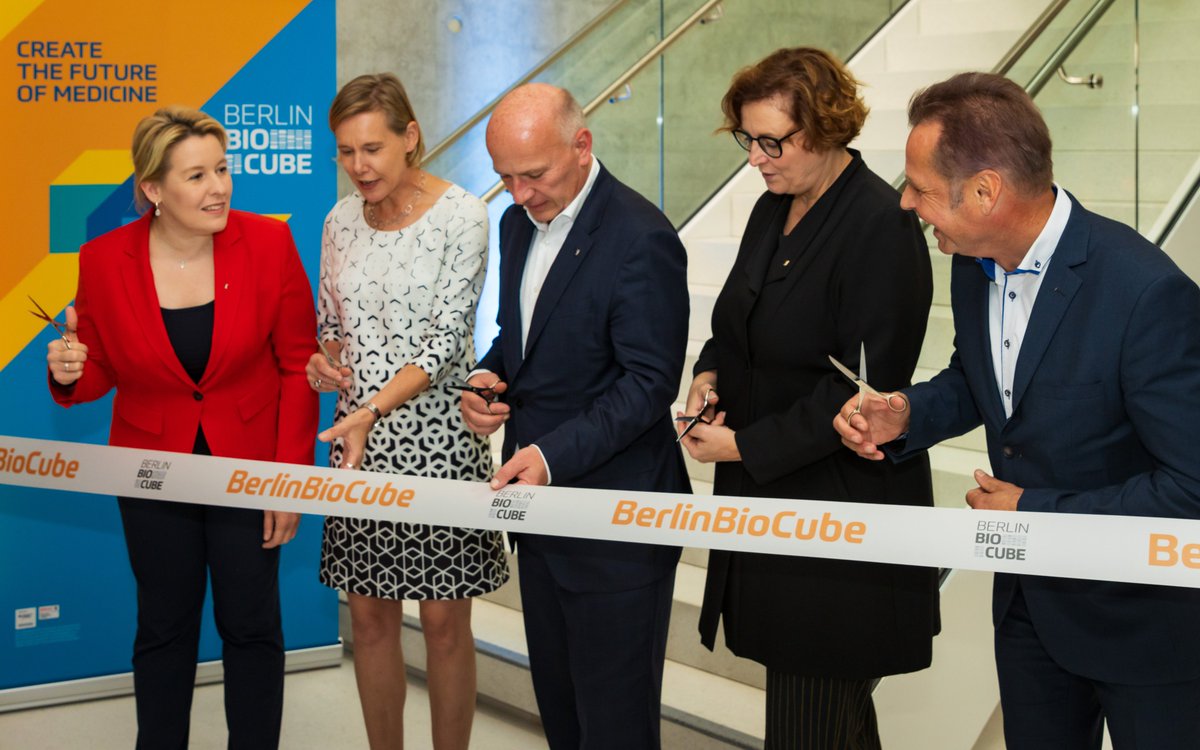 MDC_Berlin's tweet photo. Das Gründerzentrum #BerlinBioCube ist fertig! Wir freuen uns auf eine neue Heimat für #LifeSciences in #Berlin, junge #BioTech-Unternehmen und innovative #StartUps direkt neben dem #mdcBerlin am @campusbuch. @RegBerlin @SenWiEnBe @SenWGP @zukunftsorte @HealthCapitalBB @LeibnizFMP https://t.co/j7R82PNtSr