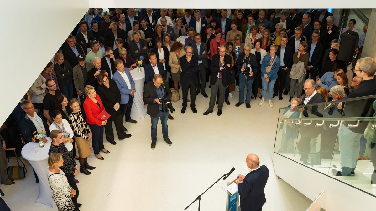 MDC_Berlin's tweet photo. Das Gründerzentrum #BerlinBioCube ist fertig! Wir freuen uns auf eine neue Heimat für #LifeSciences in #Berlin, junge #BioTech-Unternehmen und innovative #StartUps direkt neben dem #mdcBerlin am @campusbuch. @RegBerlin @SenWiEnBe @SenWGP @zukunftsorte @HealthCapitalBB @LeibnizFMP https://t.co/j7R82PNtSr