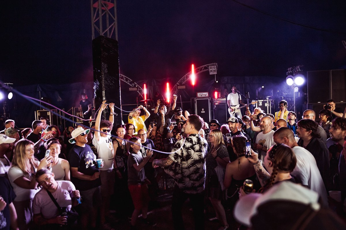 2000trees's tweet photo. ICYMI, Campervan tickets for 2000trees 2024 are on sale right freaking now: https://t.co/tOO3JwrZdY

Get moving if you wanna get yourselves one of these - they sold out in record time last year, and are shifting fast already!!!

📸 @garethbullphoto https://t.co/ucXwvjm897