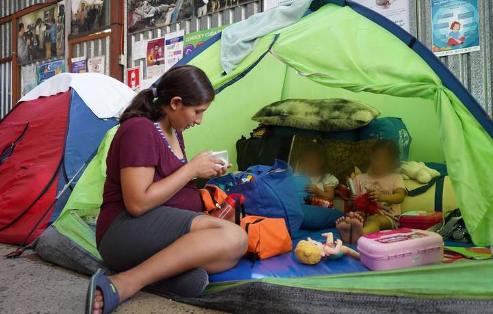 elsolde_mexico's tweet photo. 🟣🤱🏻 Era de madrugada cuando el dolor de las #contracciones despertó a Daniela, brincó del suelo donde dormía, a intensidad y la rapidez con que llegaban las punzadas anunciaban la llegada de Milán, su tercer #hijo
📷 Alicia Fernández https://t.co/oGLcQmKC0A