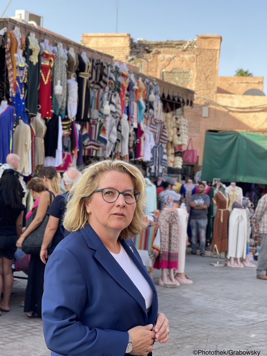 Mein erster Termin in #Marokko 🇲🇦 gilt dem Gedenken der Opfer des verheerenden Erdbebens und ihren Familien. Besonders getroffen hat es die, die sowieso wenig haben und abgelegen im Atlas-Gebirge leben. Ich bin auch hier um zu sehen, wie wir beim Wiederaufbau unterstützen können.