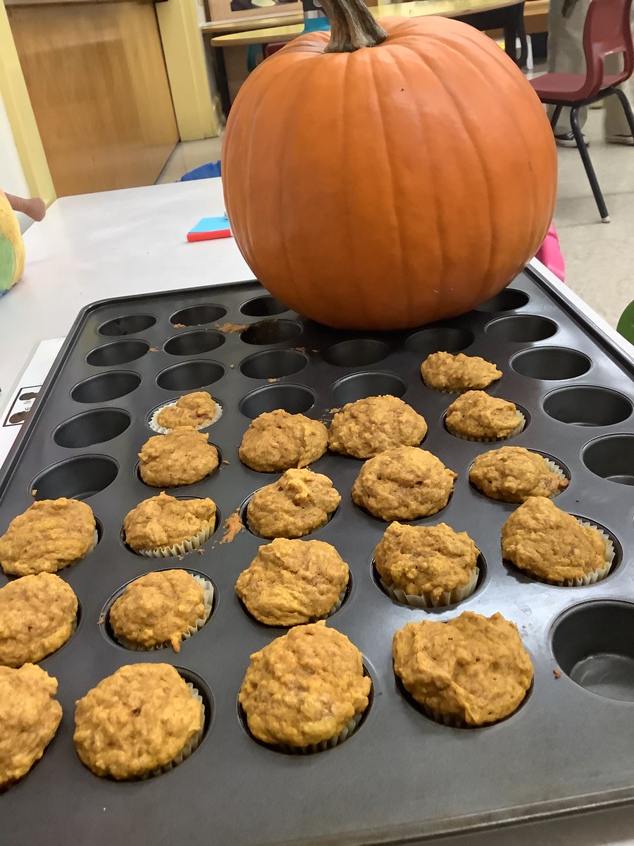High fives all around for tasting new things!  We ALL love “les muffins a la citrouille”.
