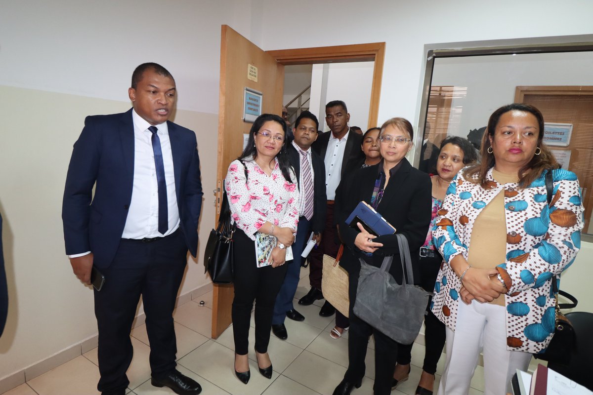 OITAbidjan's tweet photo. Jour 3 de la mission malgache à Abidjan pour échanger sur le modèle de #ProtectionSociale ivoirien. Mme Razakaboana Hanitra, cheffe de délégation et son équipe ont plongé dans l'univers de  la #CNPS et #CGRAE, s'inspirant de leur organisation et fonctionnement. 

🤝 @OITinfo https://t.co/wlfFs97jWy