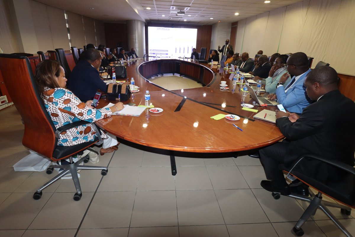 OITAbidjan's tweet photo. Jour 3 de la mission malgache à Abidjan pour échanger sur le modèle de #ProtectionSociale ivoirien. Mme Razakaboana Hanitra, cheffe de délégation et son équipe ont plongé dans l'univers de  la #CNPS et #CGRAE, s'inspirant de leur organisation et fonctionnement. 

🤝 @OITinfo https://t.co/wlfFs97jWy