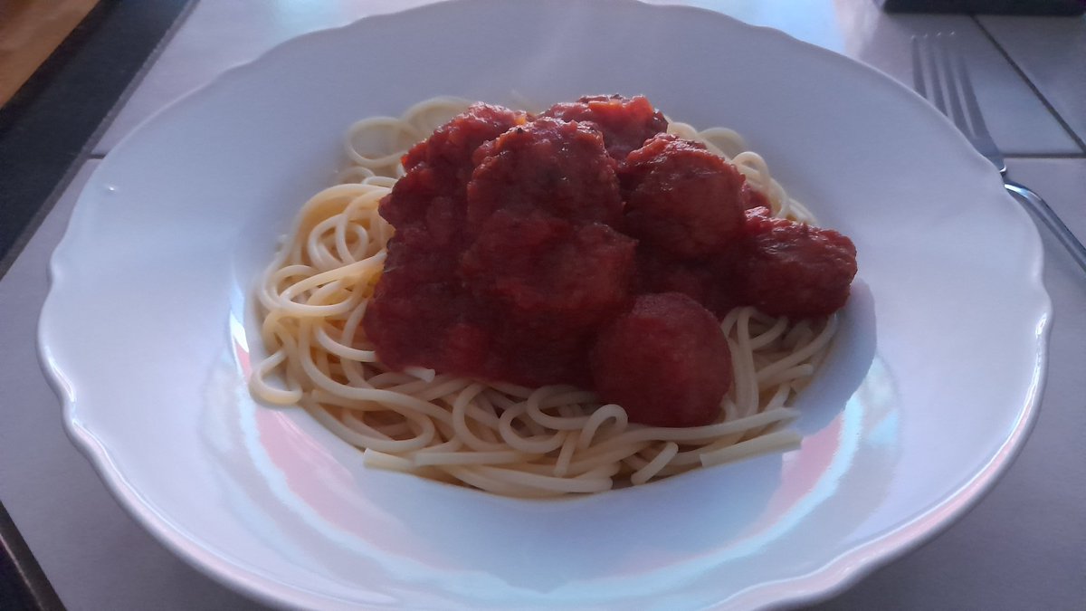 SwedishGamester's tweet photo. #DinnerIsServed: spaghetti and #MeatBalls in tomato sauce.
I've made it really #easy for me! Pretty good though! ๐ https://t.co/vJrigt9LKu