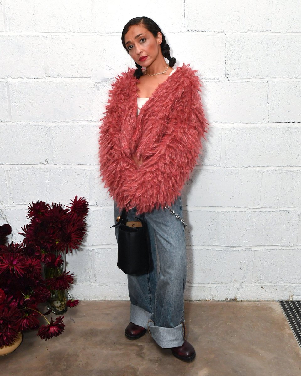 LoeweOfficial's tweet photo. Dan Levy, Ruth Negga and Jonathan Bailey attend a dinner to celebrate the LOEWE FOUNDATION and Studio Voltaire Award.

#LOEWE https://t.co/MndRa9ZYIU