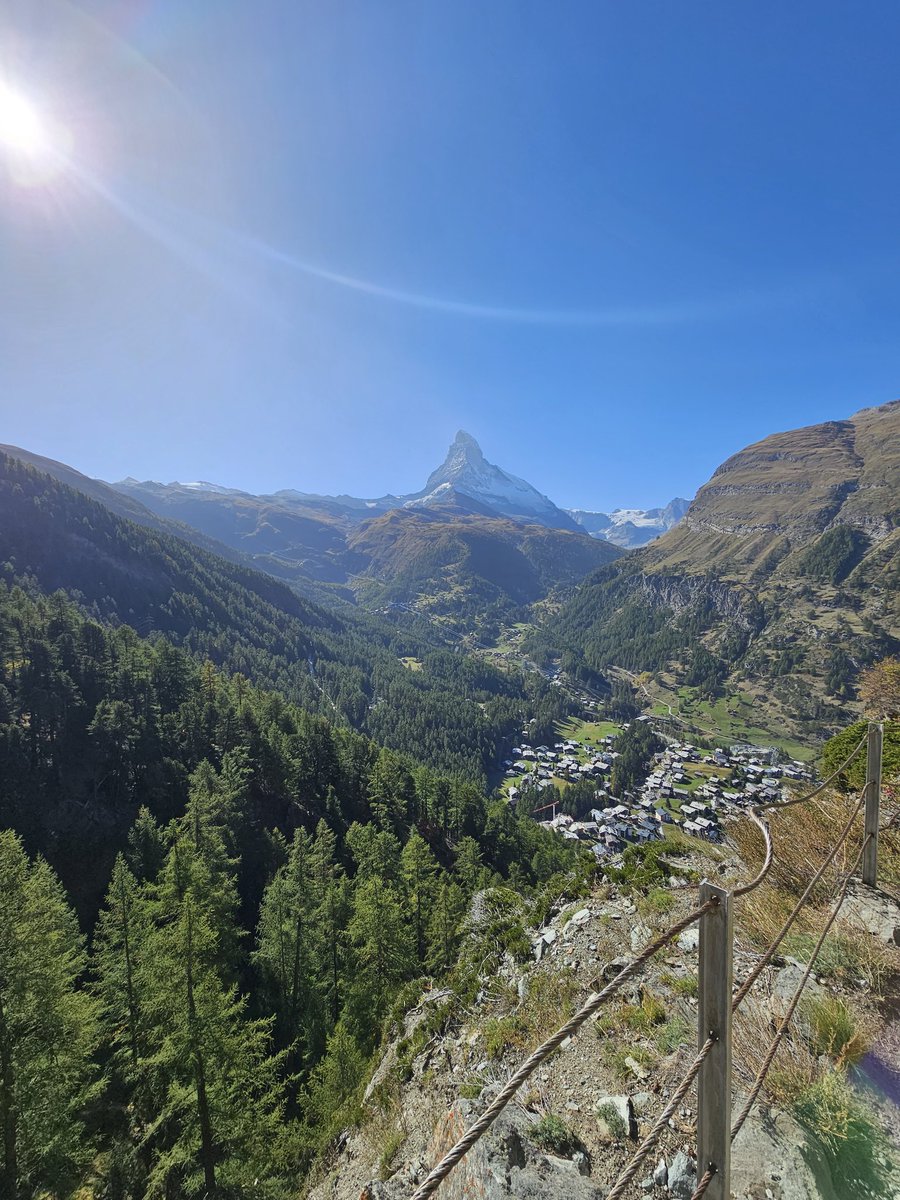 patrickmatusz's tweet photo. Grüne Lärchen Mitte Oktober. #zermatt #matterhorn #findeln #ebike #atwork #photography https://t.co/Jnsi6LYppH