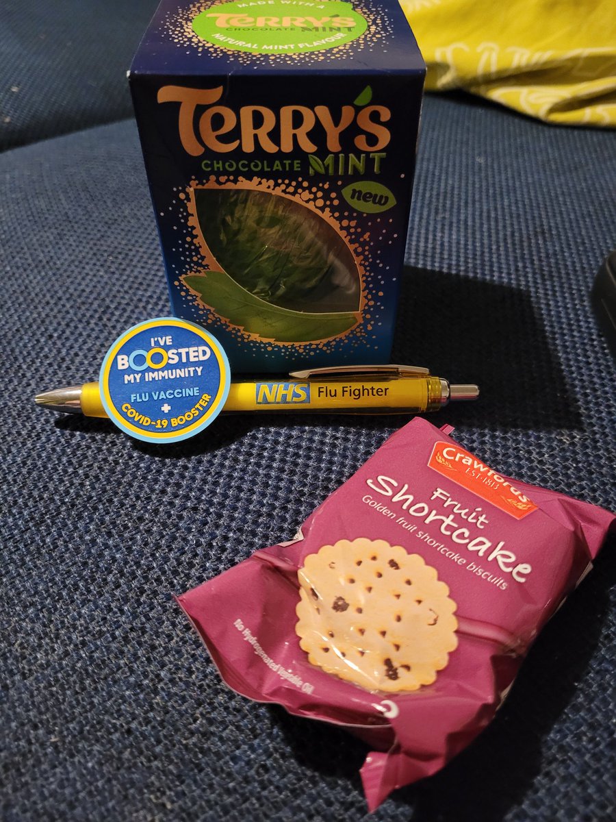 JessLogsdail's tweet photo. Got my #COVID19 #Vaccine and my #flu #Vaccine today at work. And for the first time I got a sticker AND a pen...I only normally come out with the classic #nhs biscuits 😋To then come home to the new Terry's chocolate mint has made me even more happy
#NHSWinterVaccinationProgramme https://t.co/3UvFSXyIKH