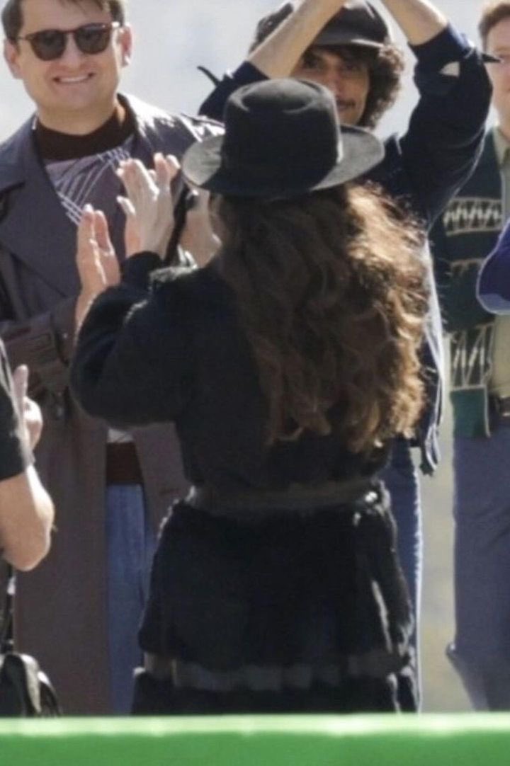 Thread of #AngelinaJolie on set in Paris

#MariaCallas #pablolarrain