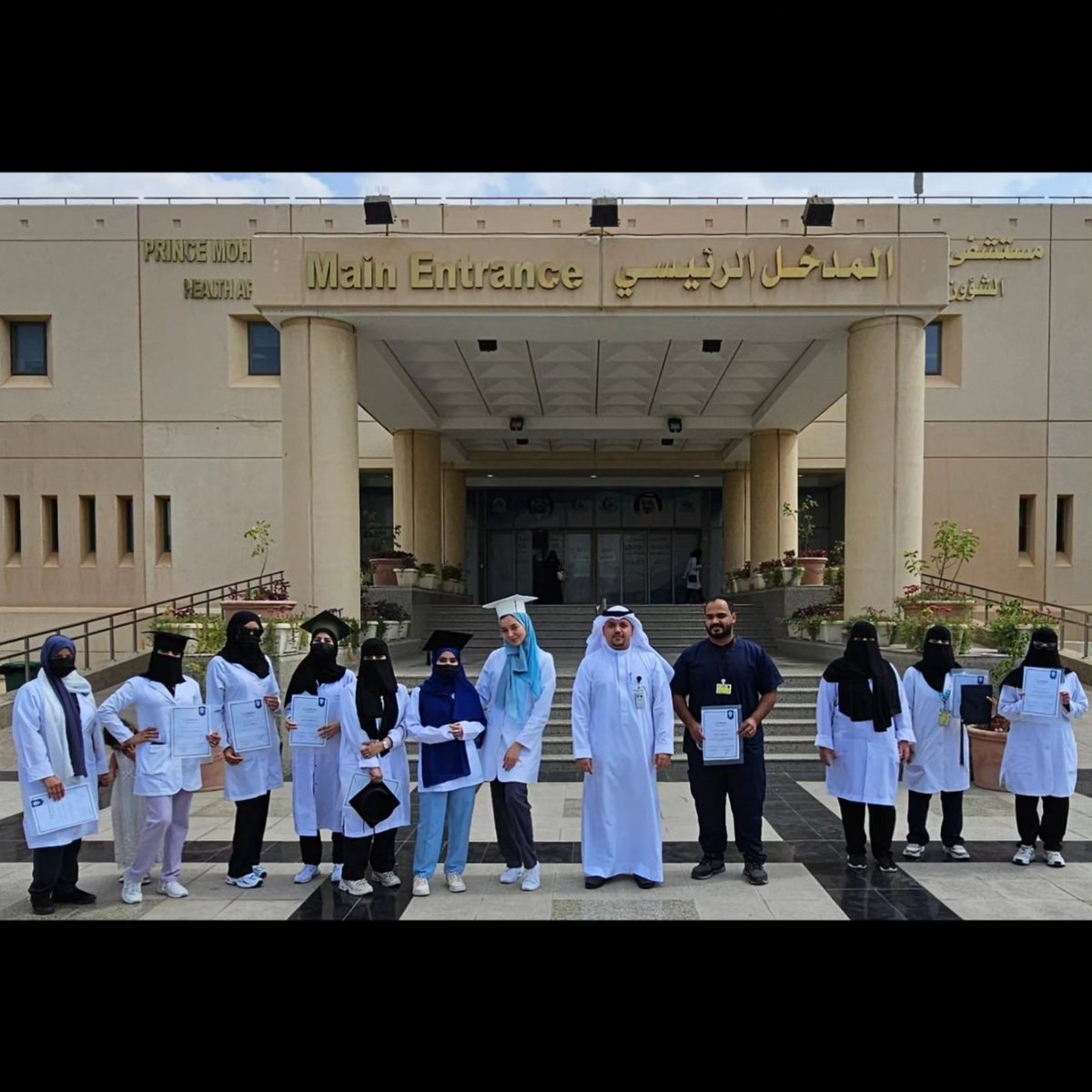 GhulmanRaed's tweet photo. تشرفت اليوم بتخريج الدفعة السادسة من برنامج مساعد طبيب الأسنان بمستشفى الأمير محمد بن عبدالعزيز للحرس الوطني بالمدينة المنورة ... نفع الله بعلمهم وعملهم و أعانهم على خدمة دينهم ووطنهم 🇸🇦 https://t.co/IAp2VLTRTu