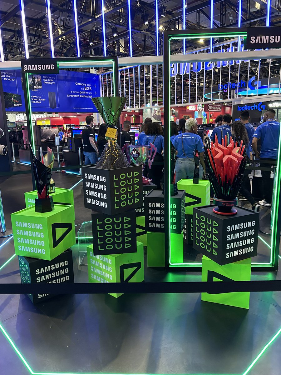 LOUDgg's tweet photo. boatos que tem uma coisa no nosso stand da BGS que só a gente tem por aqui https://t.co/eRhwykLitK