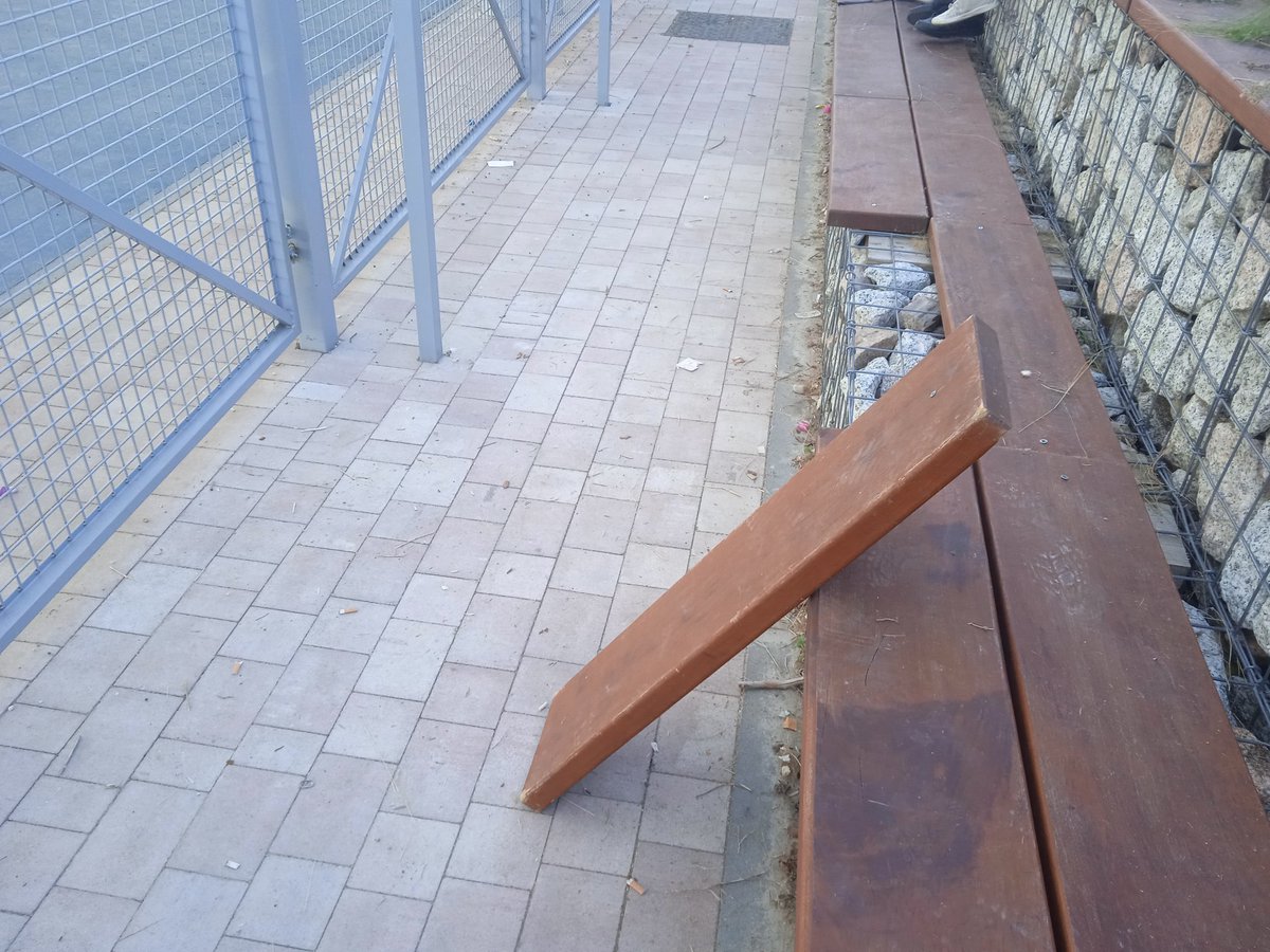 AVVcarcavas's tweet photo. @Lineamadrid  tenemos el parque del Viejo Álamo (C/Tomás Redondo 28055) roto...tablones con puntas al descubierto en ambiente de niños muy pequeños. Además, una de las canastas está totalmente doblada con peligro de caída en la cancha
@ampazaragueta @ceip_zaragueta https://t.co/nd2XMAkzeb