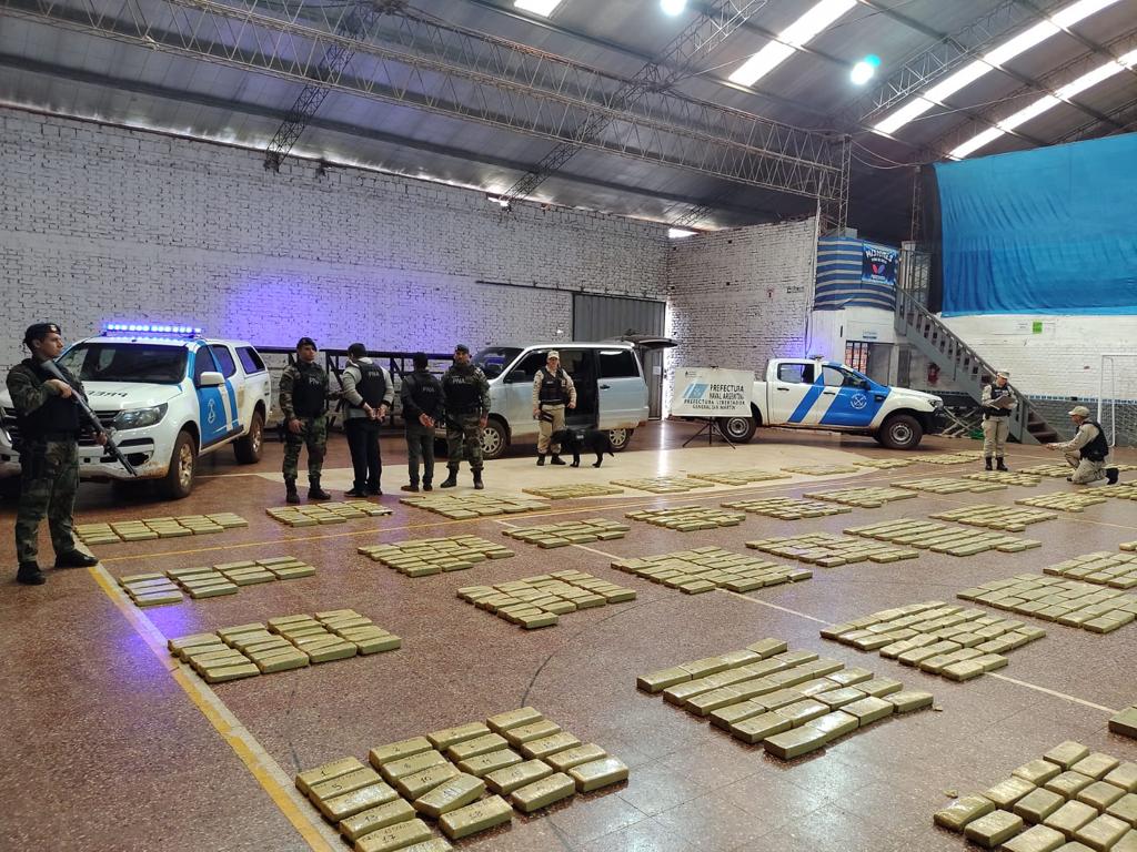 PrefecturaNaval's tweet photo. Megaoperativo en #Misiones: incautamos más de 1600 kilos de marihuana 🚨 

Por el hecho hay dos hombres detenidos 🚓

Leé la nota en la web: 
https://t.co/R2sXJoT2R9 https://t.co/BZdu6TK2vS