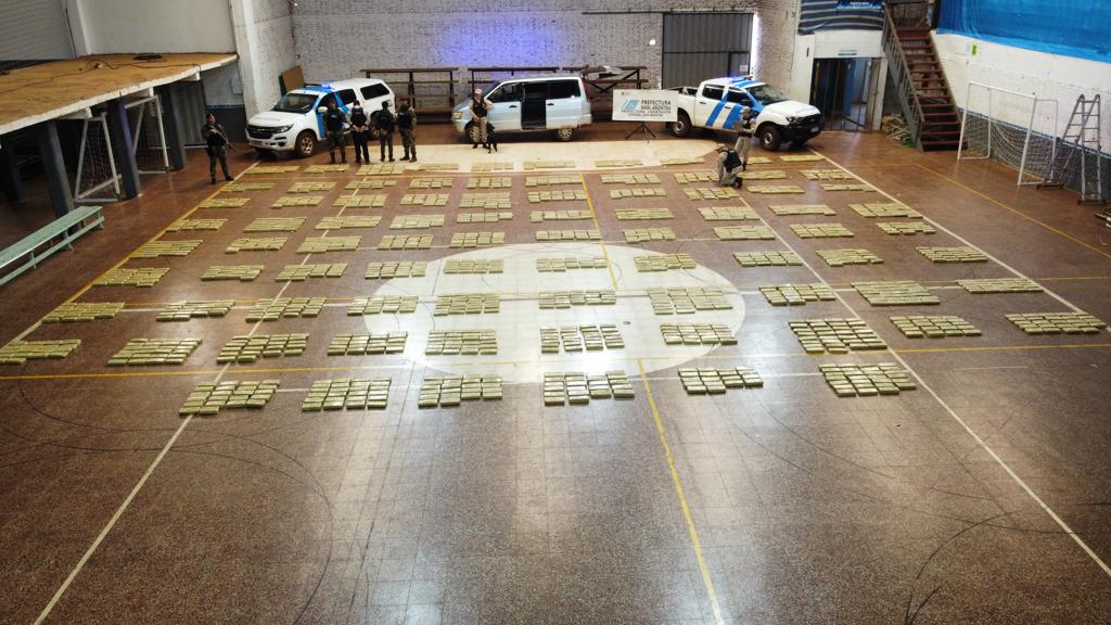 PrefecturaNaval's tweet photo. Megaoperativo en #Misiones: incautamos más de 1600 kilos de marihuana 🚨 

Por el hecho hay dos hombres detenidos 🚓

Leé la nota en la web: 
https://t.co/R2sXJoT2R9 https://t.co/BZdu6TK2vS