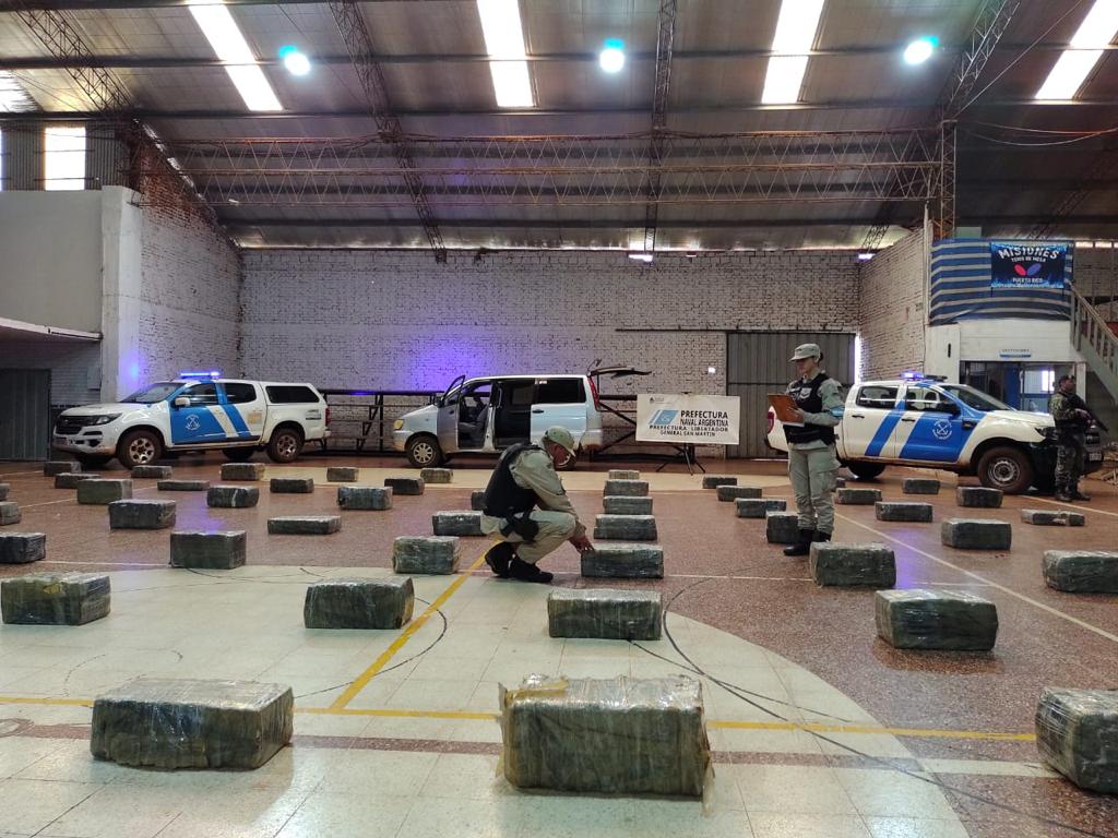 PrefecturaNaval's tweet photo. Megaoperativo en #Misiones: incautamos más de 1600 kilos de marihuana 🚨 

Por el hecho hay dos hombres detenidos 🚓

Leé la nota en la web: 
https://t.co/R2sXJoT2R9 https://t.co/BZdu6TK2vS