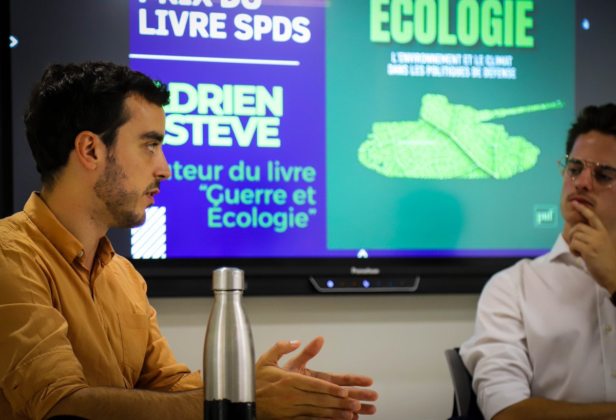 Remise du prix du livre SPDS à @adrienesteve en ce moment à @sciencespo ! Auteur du livre 'Guerre et Ecologie', Adrien Estève présente ses #recherches sur les #enjeux #environnementaux et #climatiques dans les politiques de #défense.