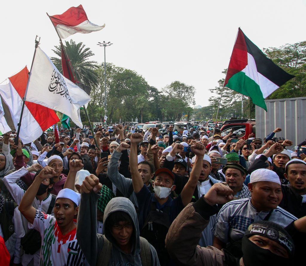 PalestineUrdu_'s tweet photo. انڈونیشیا کے دارالحکومت جکارتہ میں امریکی سفارتخانے کے باہر اہل غزہ کی حمایت میں بڑا مظاہرہ

#طوفان_الاقصى_ #Gaza_under_attack #PalestineUnderAttack https://t.co/KBCXc1bmBy