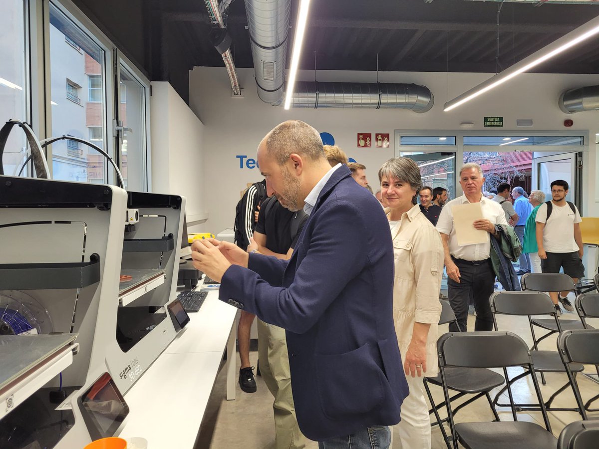 govcatcentral's tweet photo. La @upcmanresa ha inaugurat el TechnoLab Manresa en un acte amb presència de la #delegada @montsebarniol.
És un projecte de divulgació científica i tecnològica per a la ciutadania, que ofereix tant tallers de robòtica com xerrades de divulgació científica.

fotos: @ajmanresa https://t.co/k2qJSyDtMu