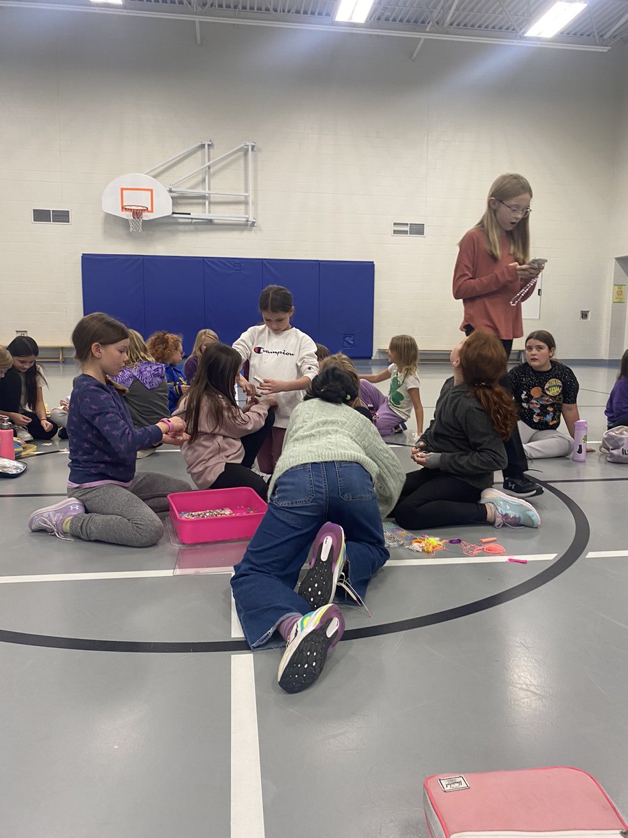 FrancisdeSf's tweet photo. It’s Wednesday, which means it’s #TaylorSwiftClub day here at St. Francis. Today’s activity is making friendship bracelets and listening to #TS songs. Love seeing kiddos of all backgrounds join this fun club! https://t.co/Jh1Pi13L4R