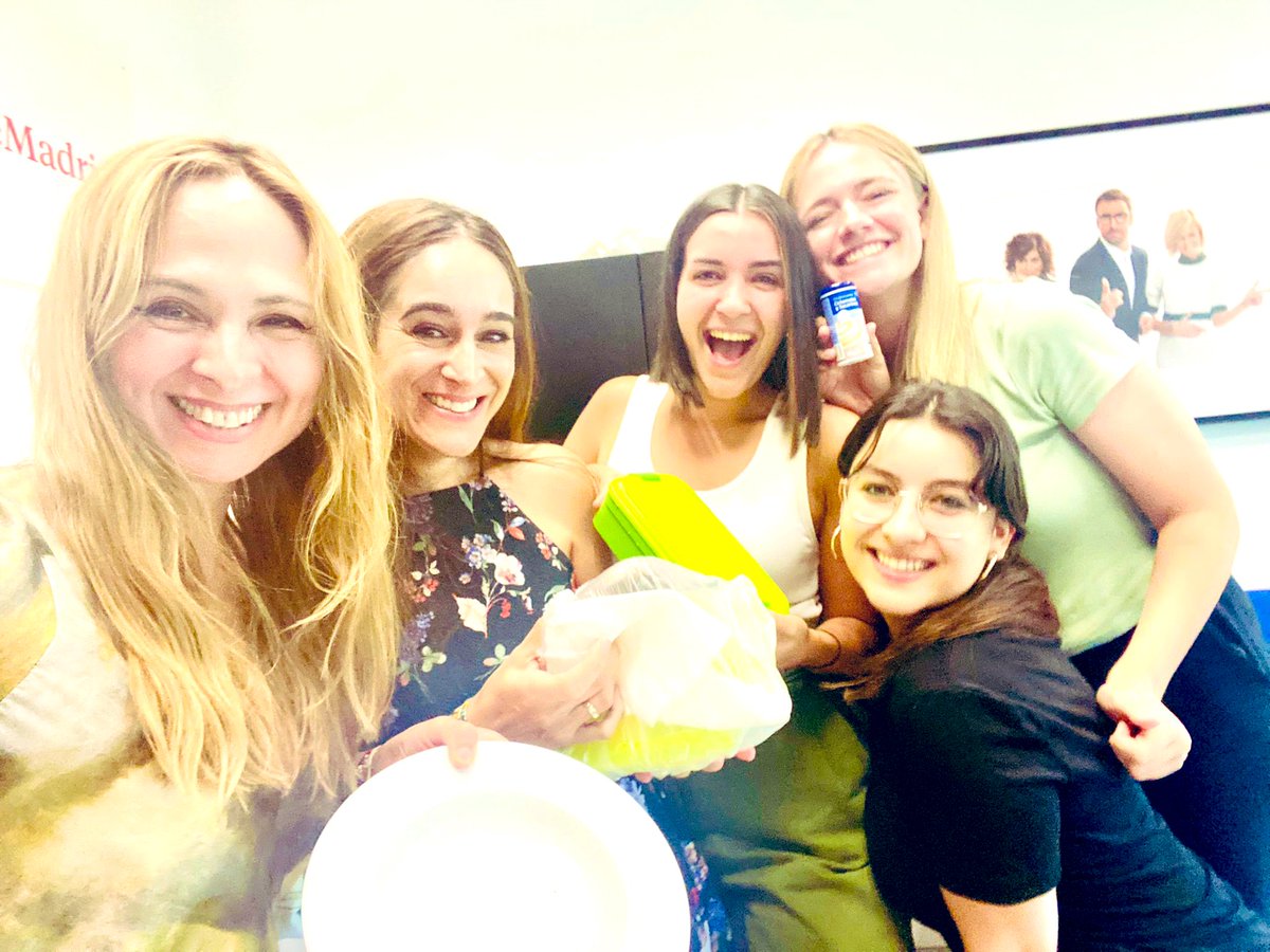 MarielaBejar's tweet photo. No podéis ser más bonitas y talentosas! @EstefaniaE_tv @sarapalmerr_ @_LauraCarbajal @SaraSilvarP
Pd. No sé exactamente qué pretendíamos con esta foto. 😂
#EquipazoDigital #TeamRedes https://t.co/XWTBw7mY1y