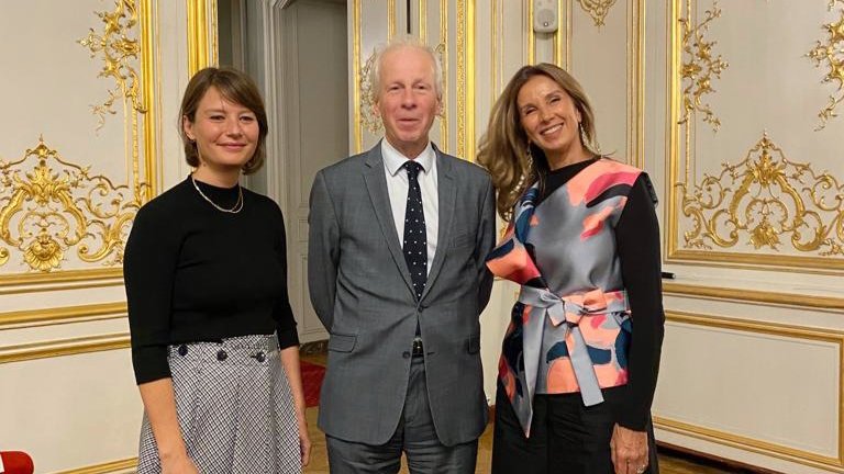 Le Prix #SamueldeChamplain, qui récompense chaque année des personnalités au cœur des relations 🇨🇦🇫🇷, est décerné à l’artiste 🇨🇦 @SabrinaRatte, dont le travail a été exposé au @cc_canadien, et Valérie Hasson-Benillouche de la @GalerieCharlot. Félicitations!