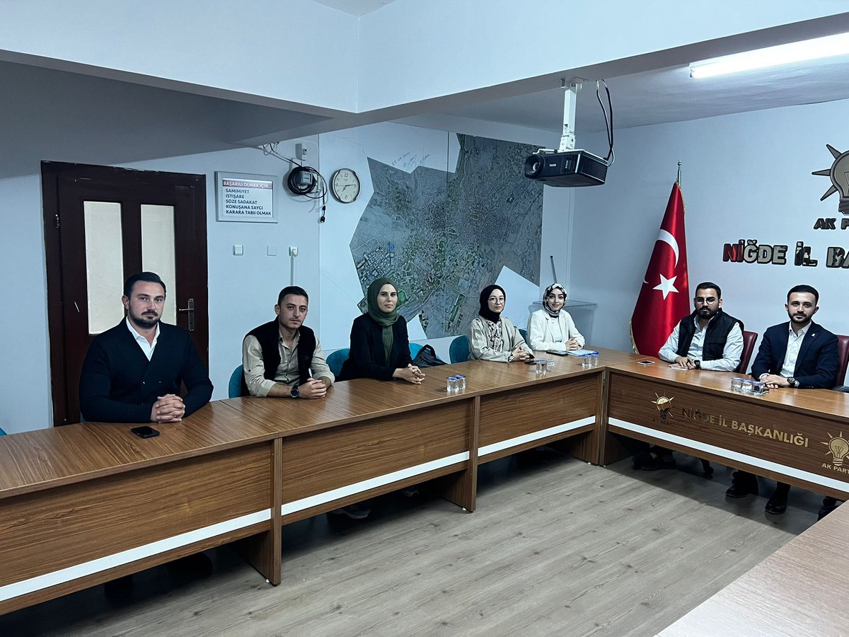 Nigdeakgenc51's tweet photo. 🗓️11.10.2023
📍 AK Parti Niğde İl Başkanlığı 

Gençlik Kolları Başkanımız Onur Olça başkanlığında Yürütme ve Yönetim Kurulu toplantımızı gerçekleştirdik.💭 

Gençlik Şölenimize hazırlıklarımız hakkında istişarelerde bulunduk. Niğde AK Gençlik gümbür gümbür geliyor. 🙋🏻‍♂️ https://t.co/tAA7BVaFSe