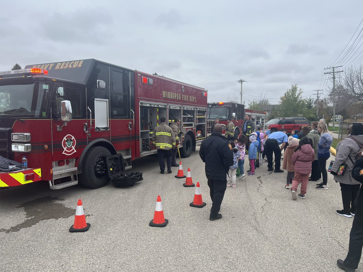 pe_RETSD's tweet photo. A huge thank you to our unsung heroes from the WFPS for teaching us about the importance of fire safety in our homes and in our community. We all have the power to make a positive difference by being safe with our actions. @cityofwinnipeg @RETSDschools https://t.co/eeZN87uAWH