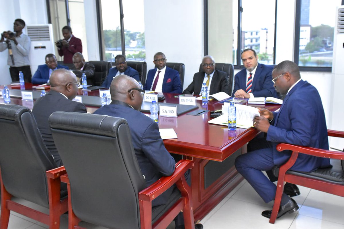 julienpalukucom's tweet photo. Une fin de journée clôturée par la signature du protocole entre le DG de  la SNEL, celui de l'Agence des Zones Économiques Spéciales et l'Agence fiduciaire CFEF( Cellule d'Exécution des Financements en faveur des États Fragiles)pour doter Maluku d'un 3e transformateur dédié à la ZES. Il s'agit ici de renforcer la capacité d'injection de l'électricité dans la ZES pilote de Maluku à partir de INGA via la centrale de KIMWENZA pr rassurer les entreprises industrielles .