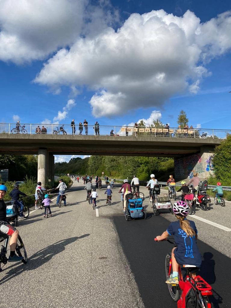 KinderaufsRad's tweet photo. Viele wollen die #Verkehrswende , auch im ländlichen Raum.
#KidicalMass Amt Schrevenborn 
500 TN/20.000 Einw.🥳
Erst wenn wir Kinder &amp; vulnerable Menschen bei der Verkehrspolitik in den Fokus setzen, schaffen wir eine zukunftsgerechte Gestaltung des öffentlichen Raumes für alle! https://t.co/ctpa7kSIH0