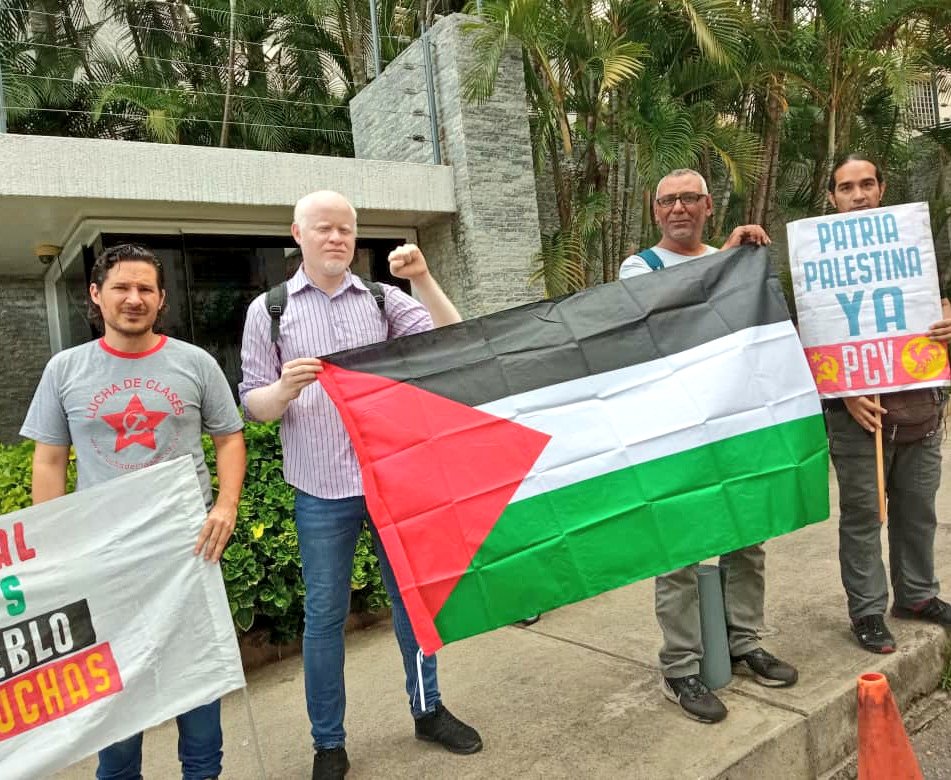 LdcVenezuela's tweet photo. La CMI Venezuela participó en la concentración de solidaridad con el pueblo palestino, organizada por el Movimiento por la Dignidad Popular, en la sede diplomática de este país en Caracas. ¡Cese a la invasión! ¡intifada hasta vencer!
#PalestinaLibre https://t.co/94mHBjz6Ej