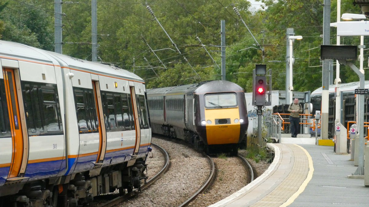 LDNBusExplorer's tweet image. Two former @CrossCountryUK HST power cars captured this afternoon on the North London Line heading from Laira to Ely for storage. 43366 and 43239 pose with some London Overground trains at Gospel Oak station.