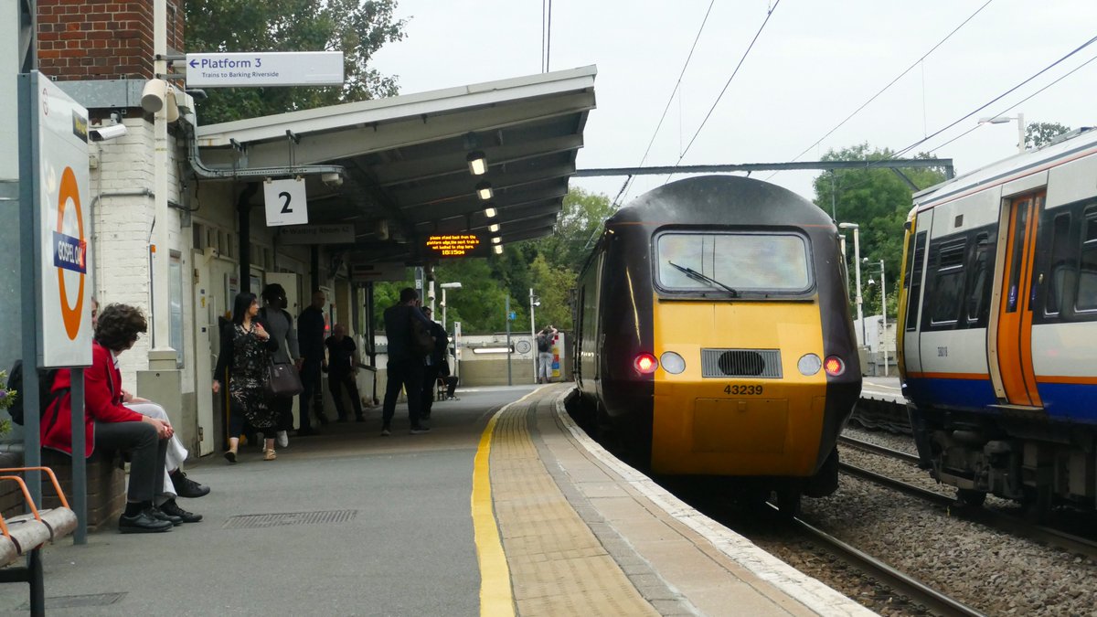 LDNBusExplorer's tweet image. Two former @CrossCountryUK HST power cars captured this afternoon on the North London Line heading from Laira to Ely for storage. 43366 and 43239 pose with some London Overground trains at Gospel Oak station.