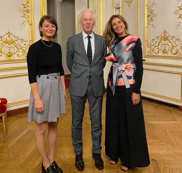 The #SamueldeChamplain Prize, which rewards important figures of our 🇨🇦🇫🇷 relations, is awarded to 🇨🇦 artist @SabrinaRatte, whose work was showcased at the @cc_canadien, and Valérie Hasson-Benillouche from @GalerieCharlot. Congratulations!