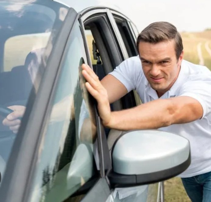 Premières images exclusives d'un automobiliste mettant pied à terre Grand'Place à #Lille pour mieux respecter la zone 20 et les piétons !