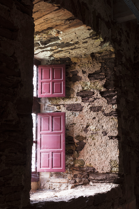 C_M_TALLEYRAND's tweet image. #Wednesdaywindow
Château de Castelnau-Bretenoux, aile occidentale, deuxième niveau du logis seigneurial du XIIIe siècle, détail d'une fenêtre. CMN DBW23-0295.