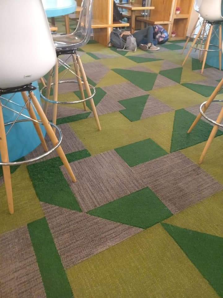 DavidishosI's tweet photo. Durante 4 años he trabajado en call centers, así logré mantener mi sostener universitaria. Hoy amanecí con estas imágenes sobre cómo compañeros son sometidos a condiciones inhumanas. Es urgente que el @MINTRABAJOGuate y la @PDHgt verifiquen estas condiciones. (1/3) https://t.co/Dat6oR3inN