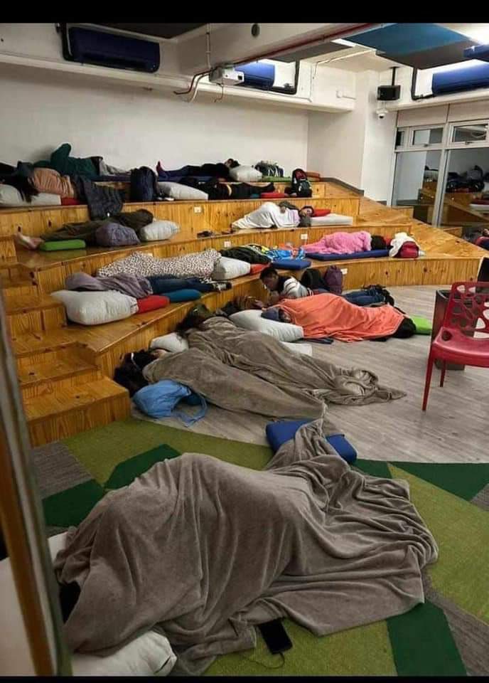 DavidishosI's tweet photo. Durante 4 años he trabajado en call centers, así logré mantener mi sostener universitaria. Hoy amanecí con estas imágenes sobre cómo compañeros son sometidos a condiciones inhumanas. Es urgente que el @MINTRABAJOGuate y la @PDHgt verifiquen estas condiciones. (1/3) https://t.co/Dat6oR3inN