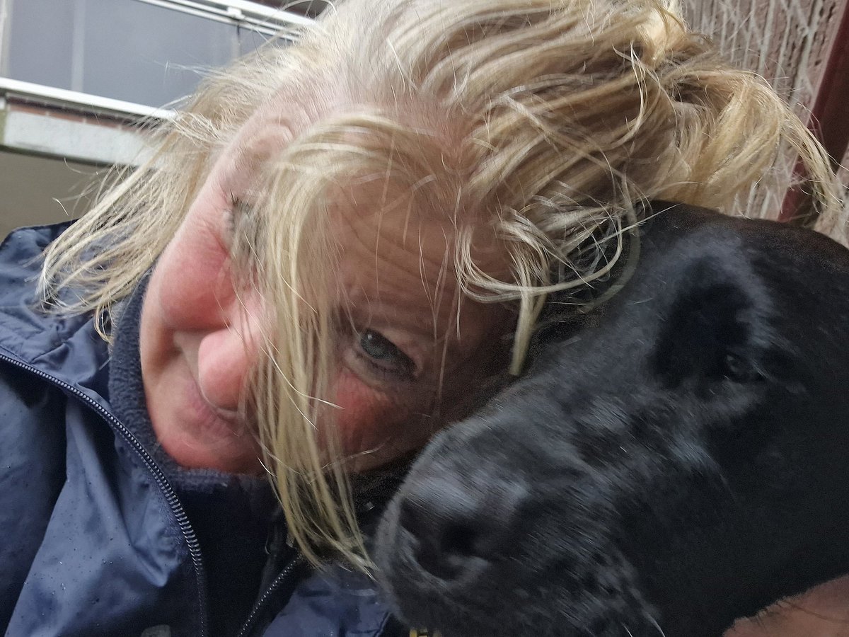 Knuffelen met Rachna..
@KNGFGeleidehond 
#KngfGeleidehonden #LoveMyJob #Guidedog #Geleidehond