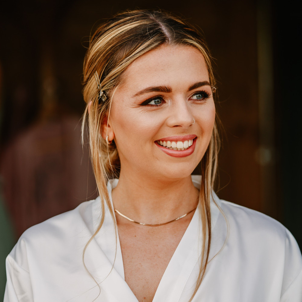 Embracing the warmth of love with glowy, blush-toned makeup. Double-tap if you're loving this bridal glow-up moment by @makeupbykellyfrances!

ℹ️ Pro portfolio: makemebridal.co.uk/wedding-hair-a…

"My approach and passio