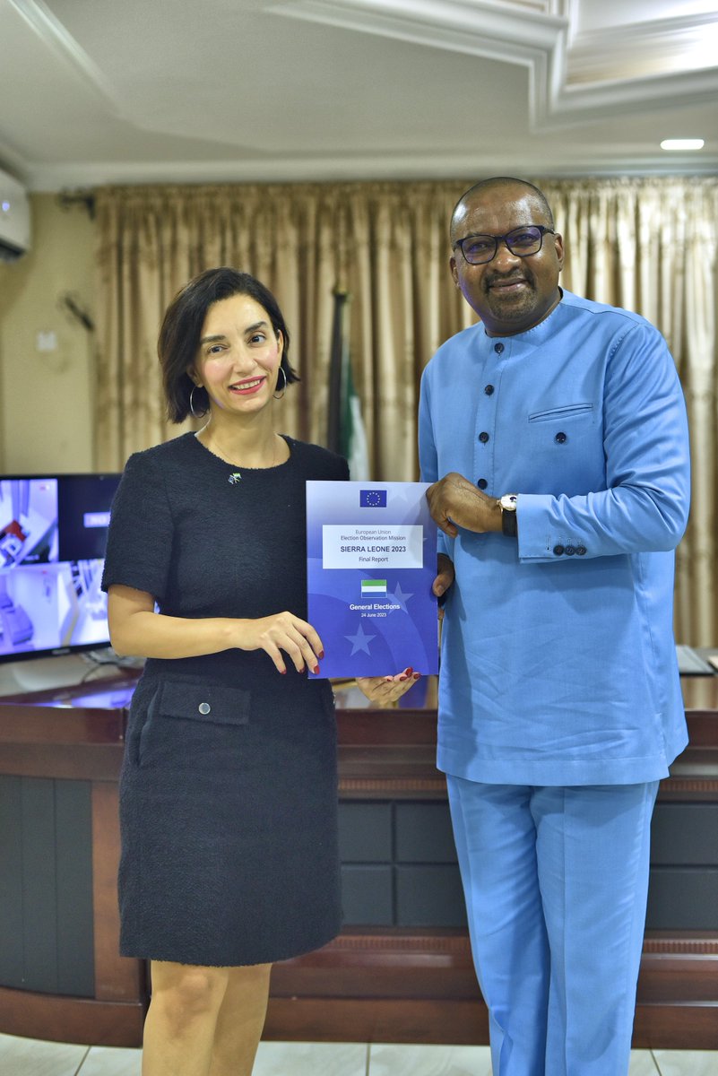 Chief Observer @EvinIncir presents EUEOM Final report to Juldeh Jalloh, Vice President &amp; Head of the National Electoral Systems Review Committee. “I sincerely hope that reform proposals, including by the Committee, will be a fruit of an inclusive and open dialogue”, said CO.