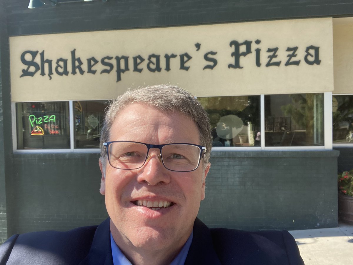 I had a great day with pre-law students and leaders at Mizzou talking about all the opportunities we at @UMKCLaw. And when in Rome, I mean Columbia, you gotta go to Shakespeare’s Pizza!