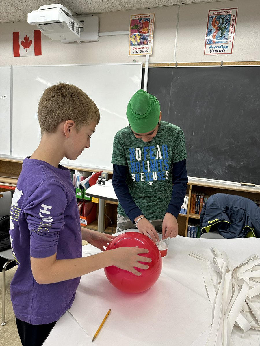 TaraMcFarling1's tweet photo. We are beginning to build our cell models @Woodman_Wolves @GEDSB #scienceismessy #cells https://t.co/WRQvbf77ro