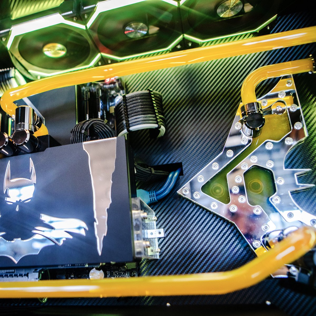 IntelGaming's tweet photo. The PC Gotham deserves 🦇

📸 wrbuilds on Instagram
💙 i9-13900K https://t.co/4seV9O13fN